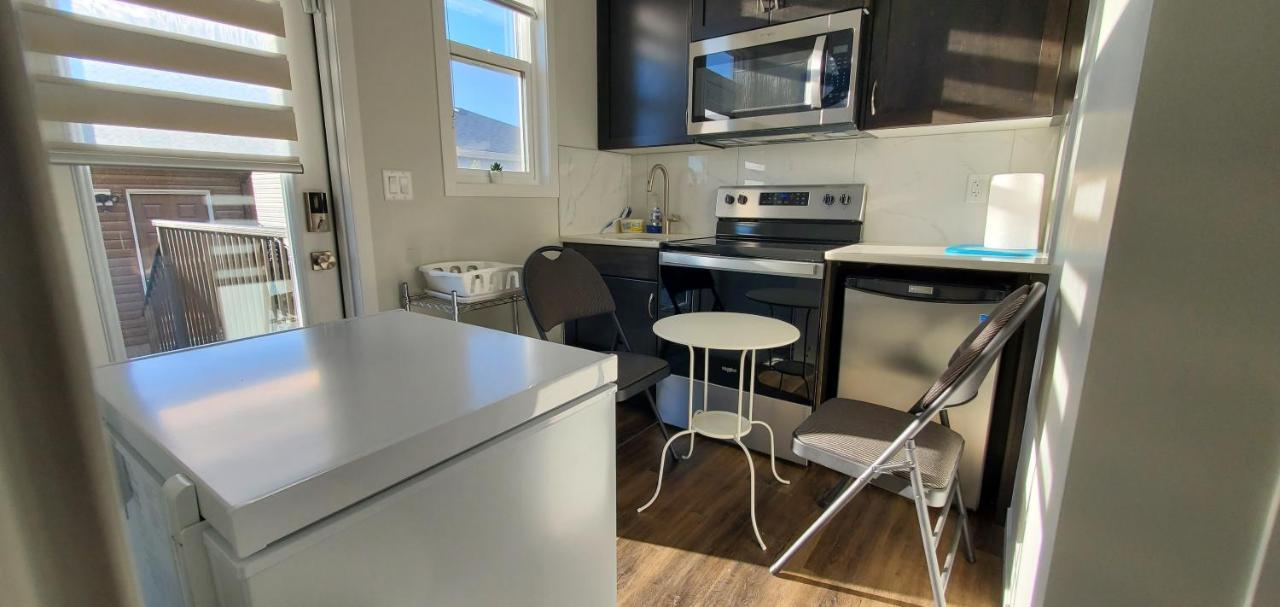 Delightful 1-Bedroom Private Suite In A New Home YYC 외부 사진