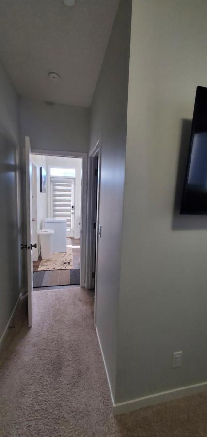 Delightful 1-Bedroom Private Suite In A New Home YYC 외부 사진