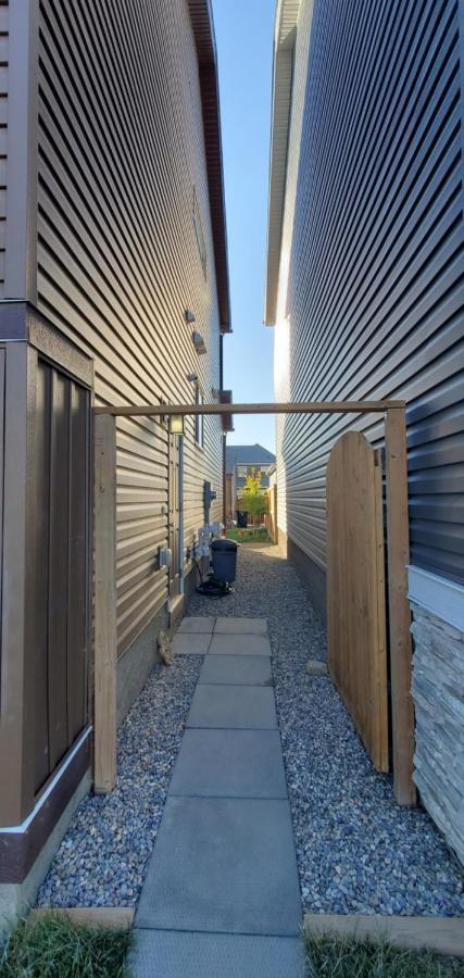 Delightful 1-Bedroom Private Suite In A New Home YYC 외부 사진