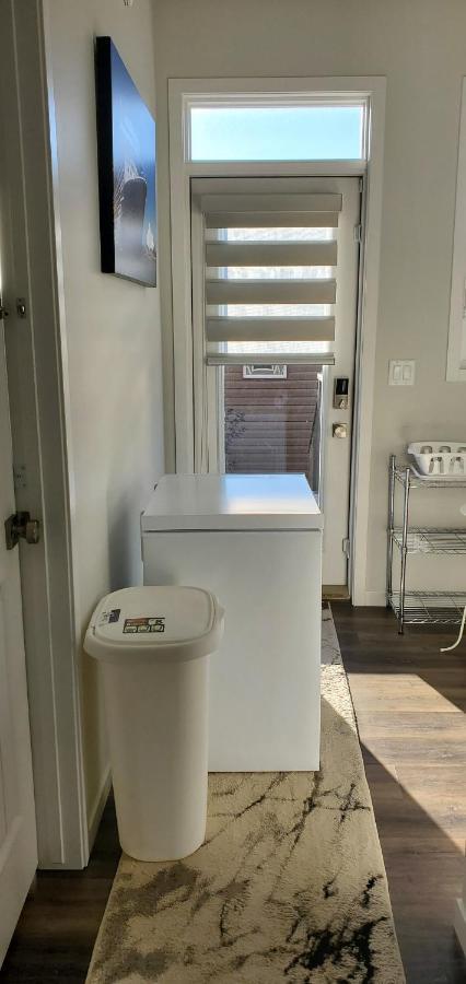 Delightful 1-Bedroom Private Suite In A New Home YYC 외부 사진