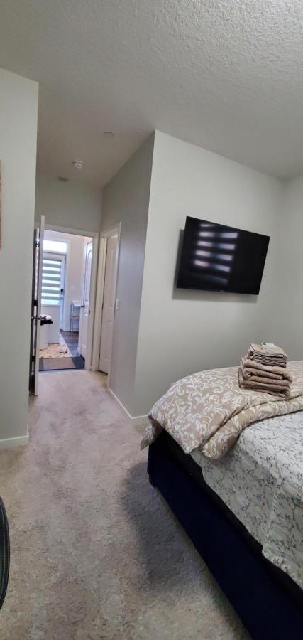 Delightful 1-Bedroom Private Suite In A New Home YYC 외부 사진